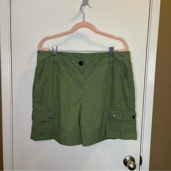 Woolrich / Womens / Bay Leaf Green Shorts /  High Rise Classic Fit Size 16 - Picture 1 of 11